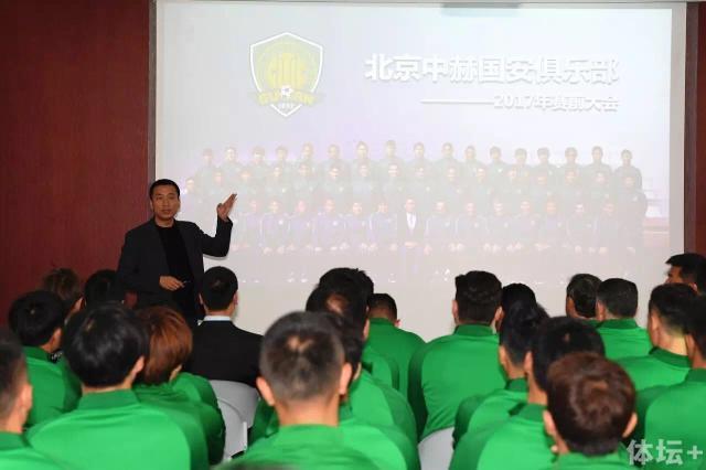 在接受采访时，阿森纳前锋热苏斯谈到了枪手与伊万-托尼之间的传闻，他表示他不在乎这些传闻。